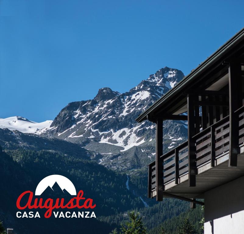 - une vue sur les montagnes depuis le balcon d'un lodge dans l'établissement AUGUSTA casa vacanza, à La Thuile
