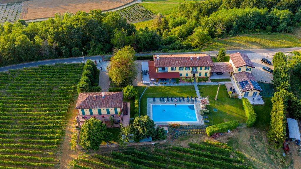 an aerial view of a house with a swimming pool at Cascina Desderi in Asti
