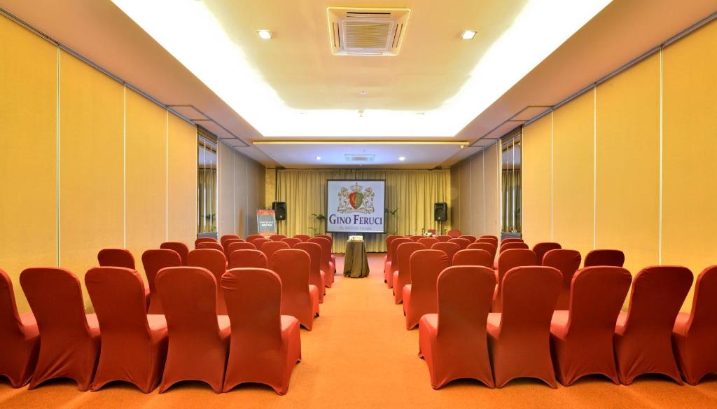 Konferenční prostory v ubytování Gino Feruci Kebon Jati by KAGUM Hotels
