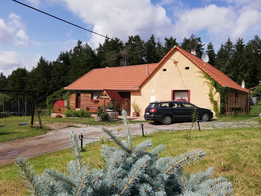 a car parked in front of a house at Farma Ranch Jelemek in Nebahovy