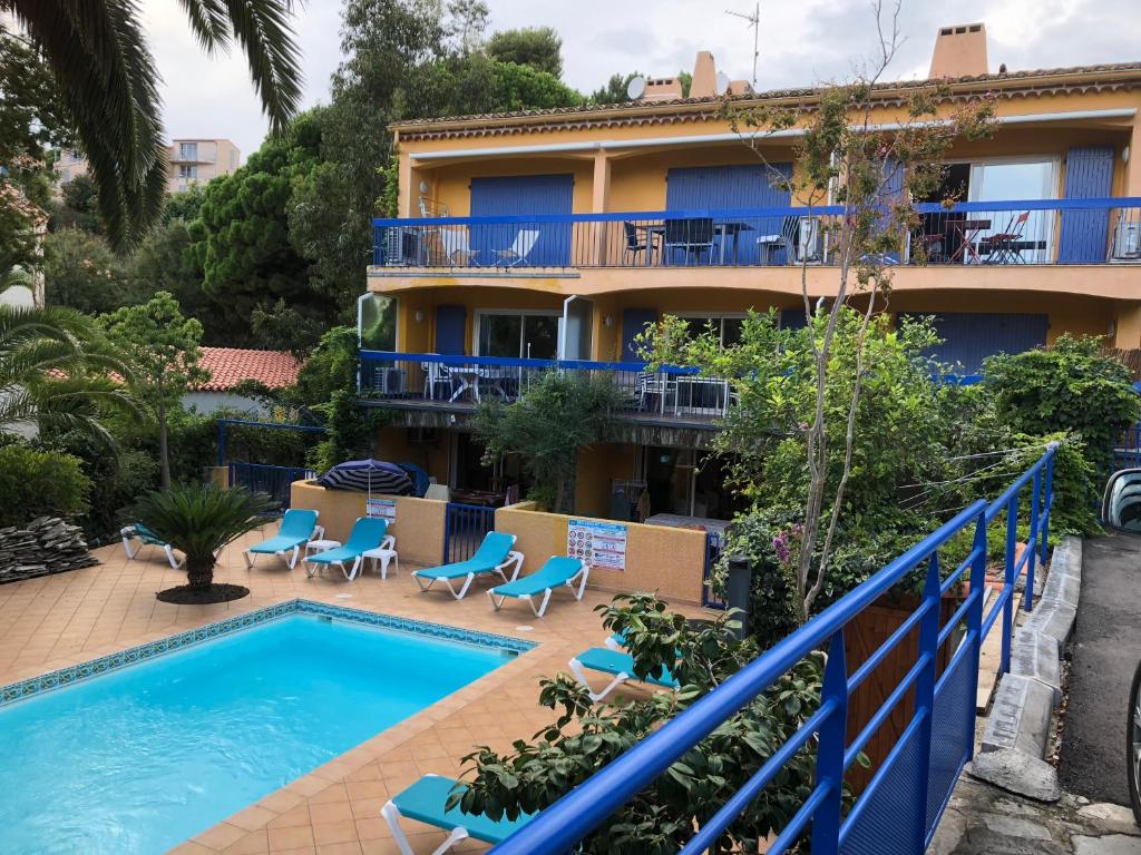 - une vue sur l'hôtel depuis la piscine dans l'établissement 23 Rue Romain Rolland Appartement, à Collioure