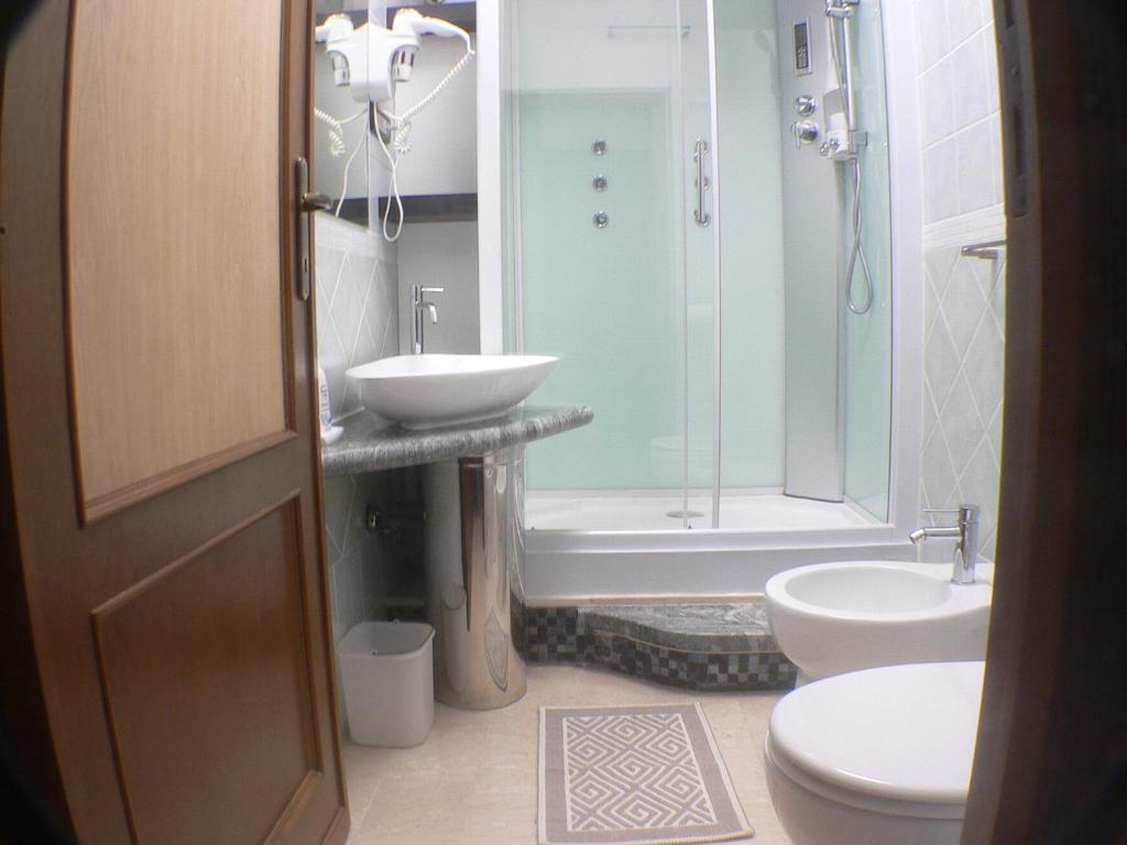 La salle de bains est pourvue d'un lavabo, de toilettes et d'une douche. dans l'établissement Il sogno della sirena, à Alghero