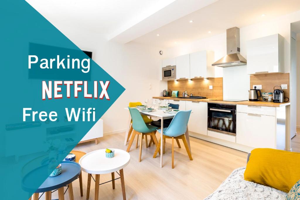 uma cozinha e uma sala de jantar com mesa e cadeiras em Saint-Malo With Love, Parking, Netflix, Wifi em Saint Malo