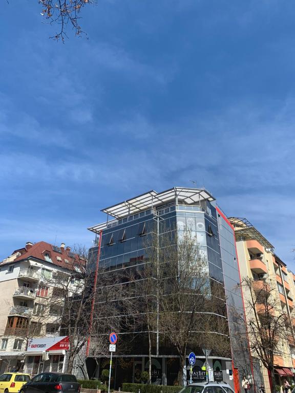 Self-Check Studio Lilia 4 next to 24 hours open food and drink shop and free parking area