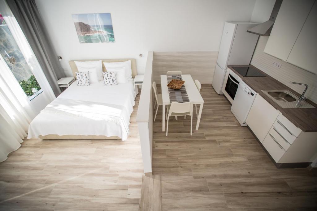 Kuchyň nebo kuchyňský kout v ubytování Villa Jandia Modern new studio Morro Jable Private Cosy Garden and Parking