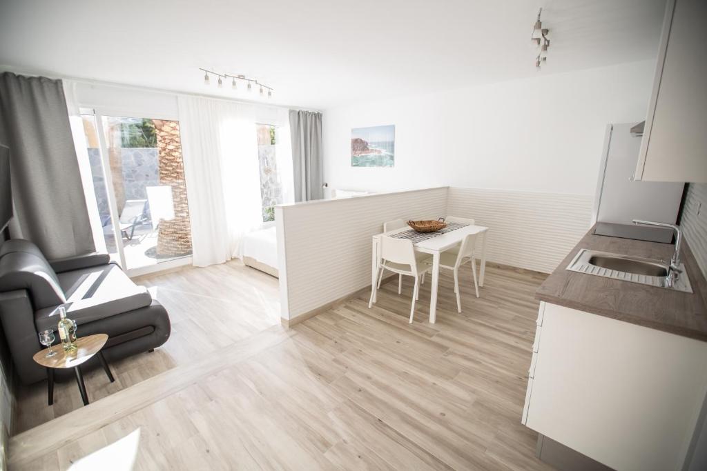 Kuchyň nebo kuchyňský kout v ubytování Villa Jandia Modern new studio Morro Jable Private Cosy Garden and Parking
