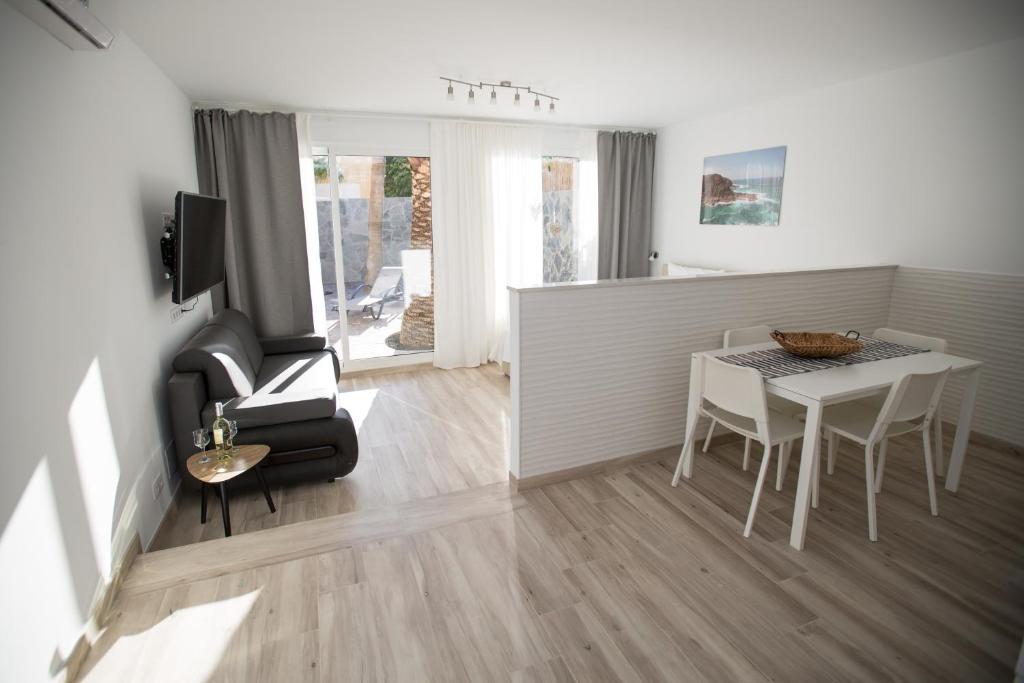 TV a/nebo společenská místnost v ubytování Villa Jandia Modern new studio Morro Jable Private Cosy Garden and Parking