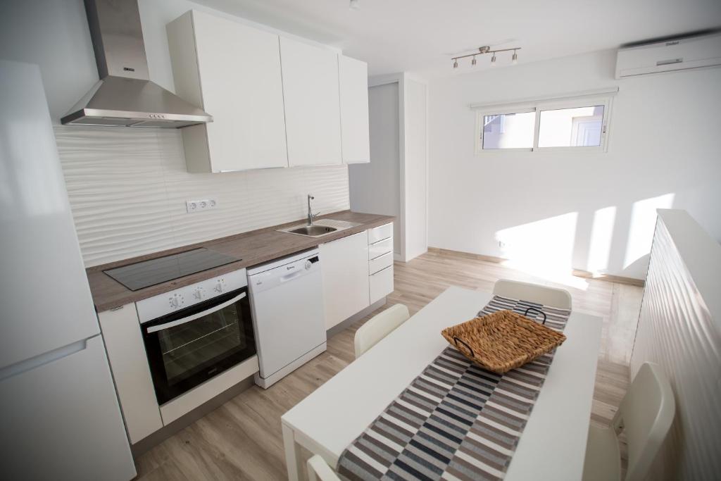Kuchyň nebo kuchyňský kout v ubytování Villa Jandia Modern new studio Morro Jable Private Cosy Garden and Parking