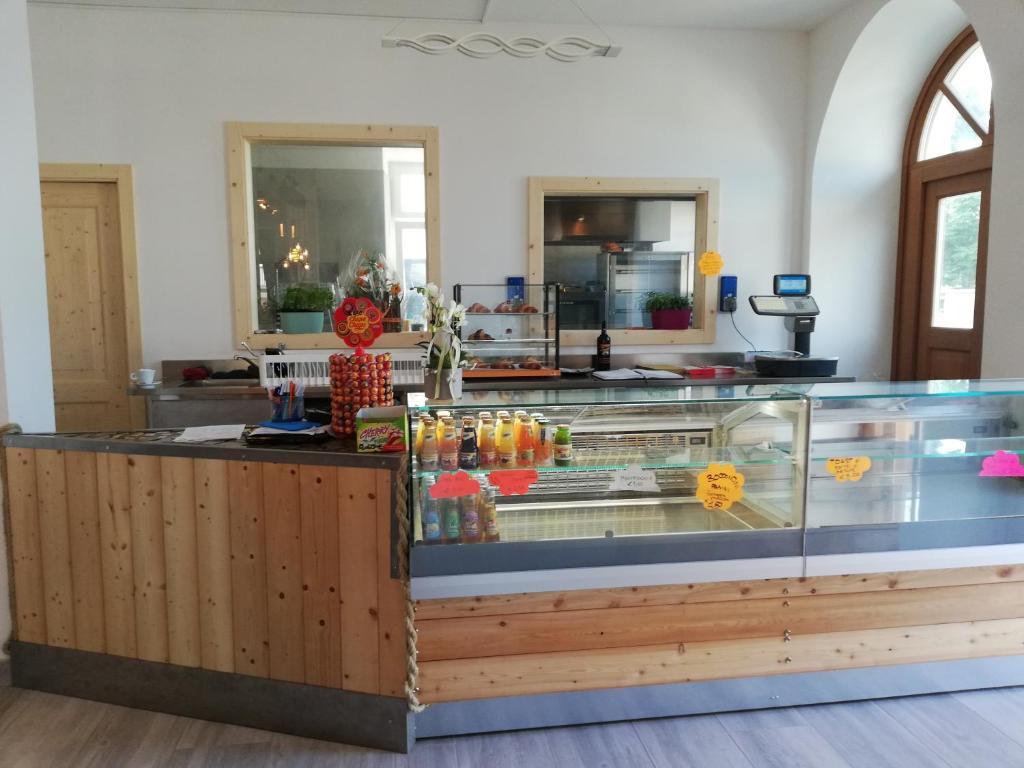 een bakkerij met een glazen aanrecht in een kamer bij ROSTICAFFE' in Lavarone