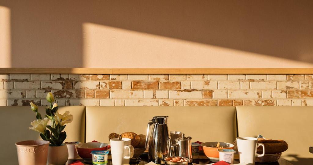 Příslušenství pro přípravu čaje a kávy v ubytování Hotel De Zeebries