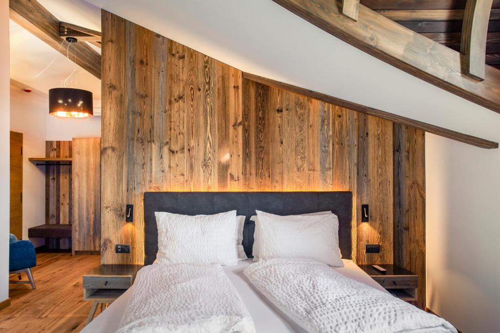 Postel nebo postele na pokoji v ubytování Alpotel Dolomiten