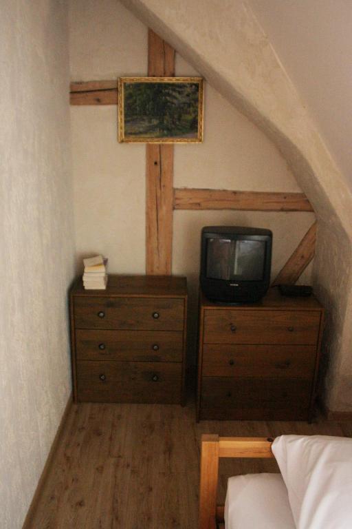 TV a/nebo společenská místnost v ubytování Karczma Bełty