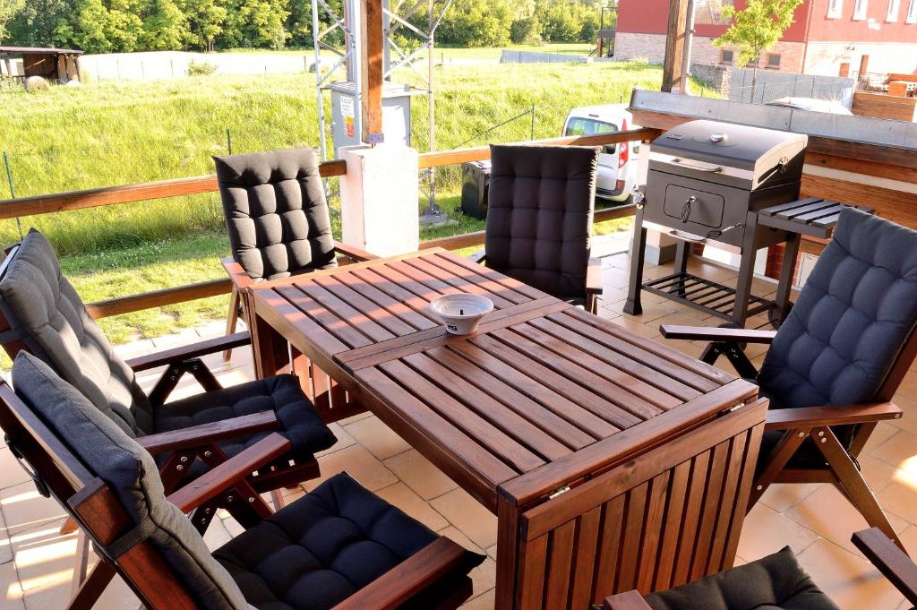 Część wypoczynkowa w obiekcie Apartmán s vinným sklepem Four Grapes