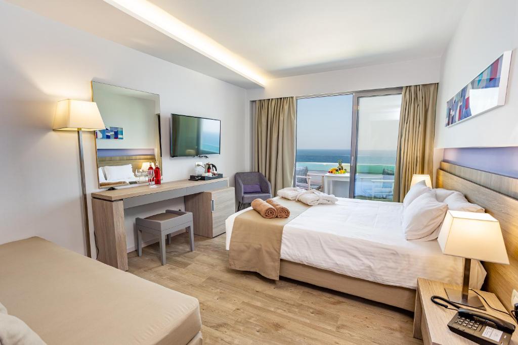 Łóżko lub łóżka w pokoju w obiekcie Akti Imperial Deluxe Resort & Spa Dolce by Wyndham