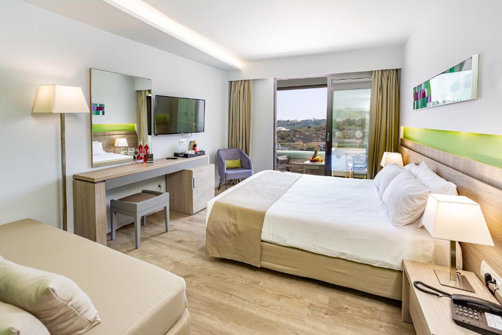 Telewizja i/lub zestaw kina domowego w obiekcie Akti Imperial Deluxe Resort & Spa Dolce by Wyndham