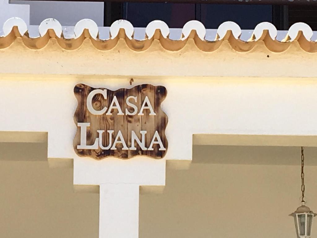 una señal en el lateral de un edificio en Casa Luana - Rooms en Sagres