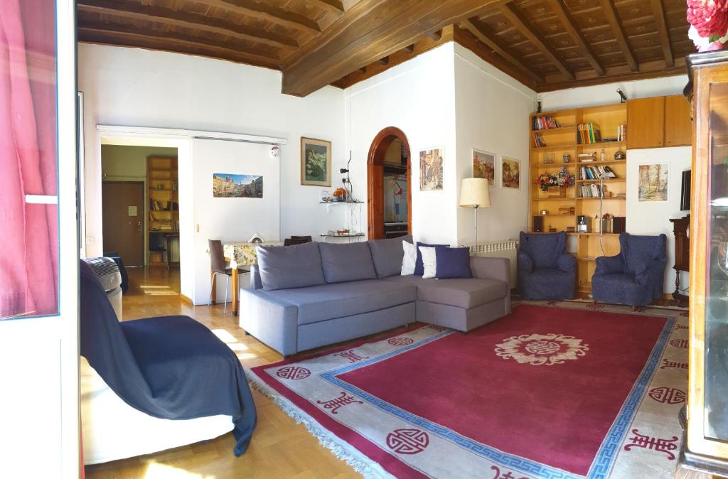un soggiorno con divano e tappeto di Centro Storico - Piazza di Spagna a Roma