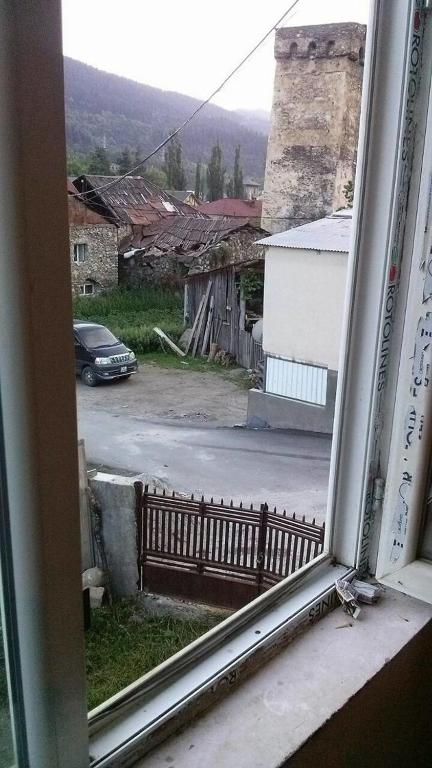 Nespecifikovaný výhled na hory nebo výhled na hory při pohledu z penzionu
