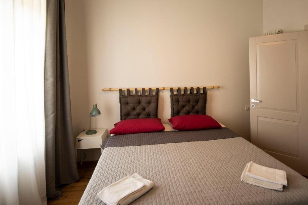 Łóżko lub łóżka w pokoju w obiekcie Gualchierina apartment