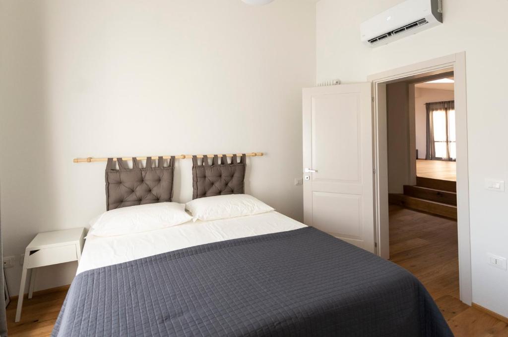 Łóżko lub łóżka w pokoju w obiekcie Gualchierina apartment
