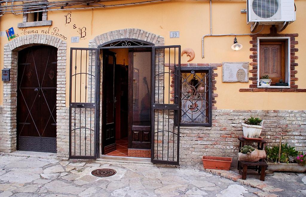 uma entrada para um edifício com uma porta aberta em La Luna nel Pozzo em Lesina