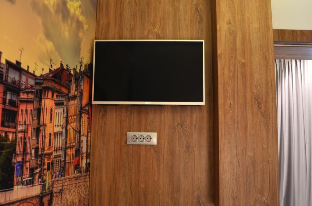 TV a/nebo společenská místnost v ubytování Ferhadija 31 Old town Sarajevo