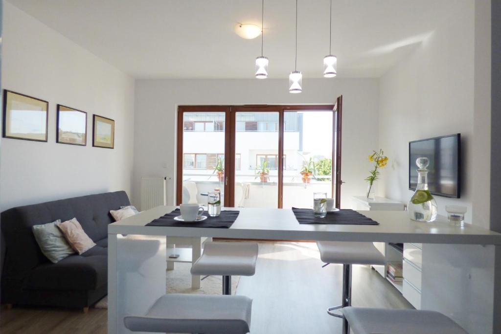 a kitchen and living room with a table and chairs at Apartament Reda in Świnoujście