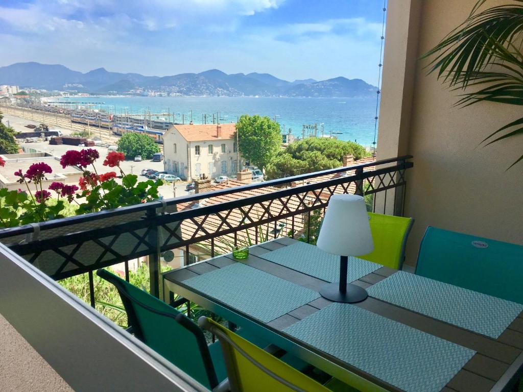 MyHome Riviera - Cannes Sea View Apartment Rentals - 带有海景的公寓 - 母马蓝
