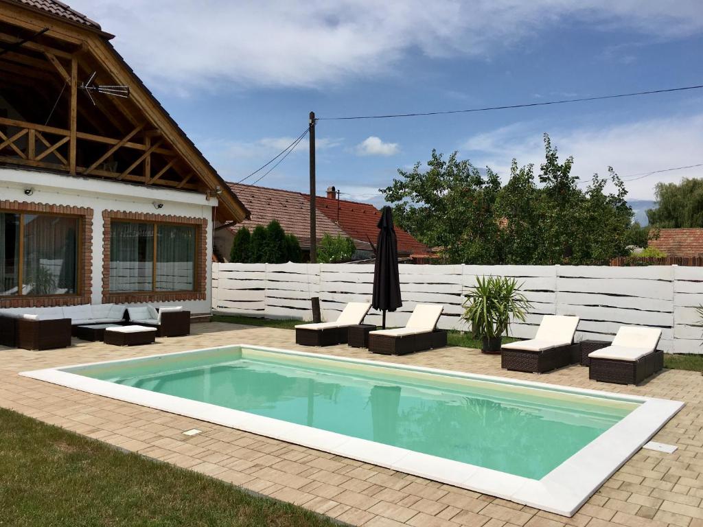 una piscina en el patio de una casa en Villa Maximilian, en Balatonkeresztúr