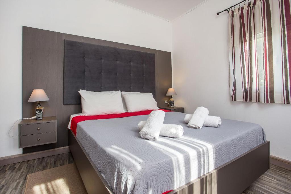 Postel nebo postele na pokoji v ubytování Filerimos House