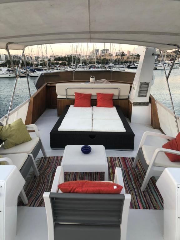 una barca con un letto e un divano sul ponte di Johnny M Yacht a Taʼ Xbiex