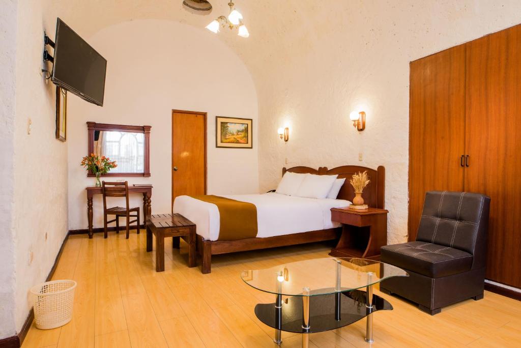 Habitación de hotel con cama y mesa en Santa Marta Hotel, en Arequipa