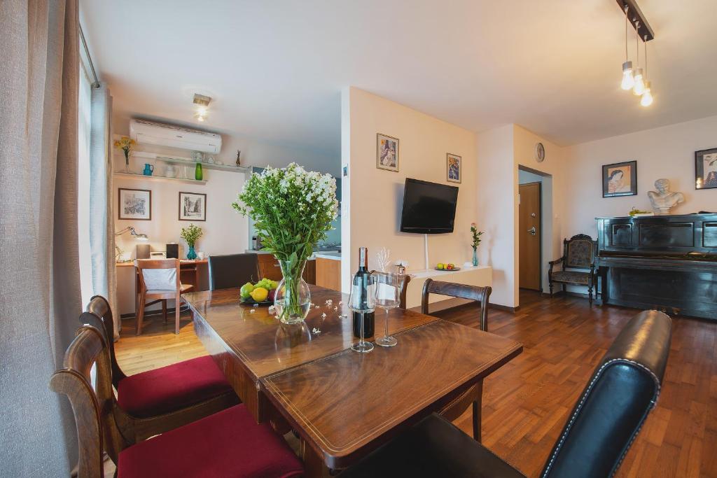 Televízia a/alebo spoločenská miestnosť v ubytovaní Westfield Arkadia P&O Serviced Apartments