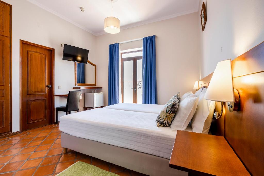 Een bed of bedden in een kamer bij Residencial Mares