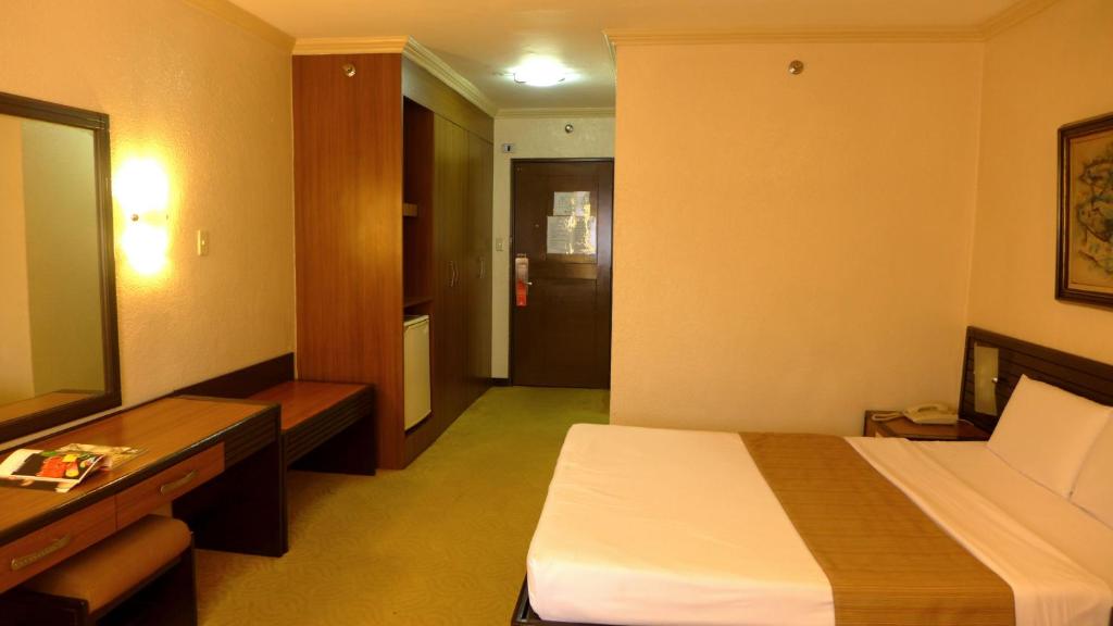 Postel nebo postele na pokoji v ubytování Rothman Hotel