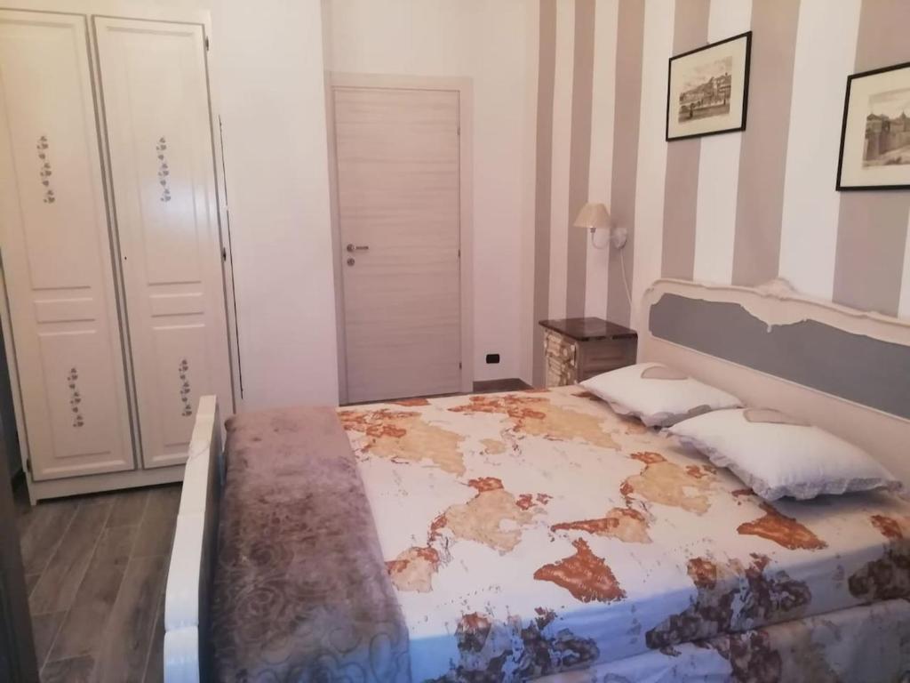 - une chambre avec un grand lit dans l'établissement CASA FREJUS . COMODO AL CENTRO E AL POLITECNICO BUS 33 E 42, à Turin