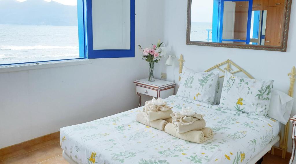 Posteľ alebo postele v izbe v ubytovaní Absolute Beachfront House II