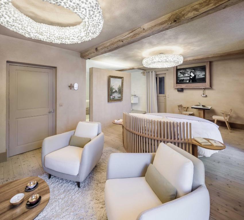 sala de estar con 2 sillas y 1 cama en Ancienne fabrique de soie À la Galicière, en Chatte