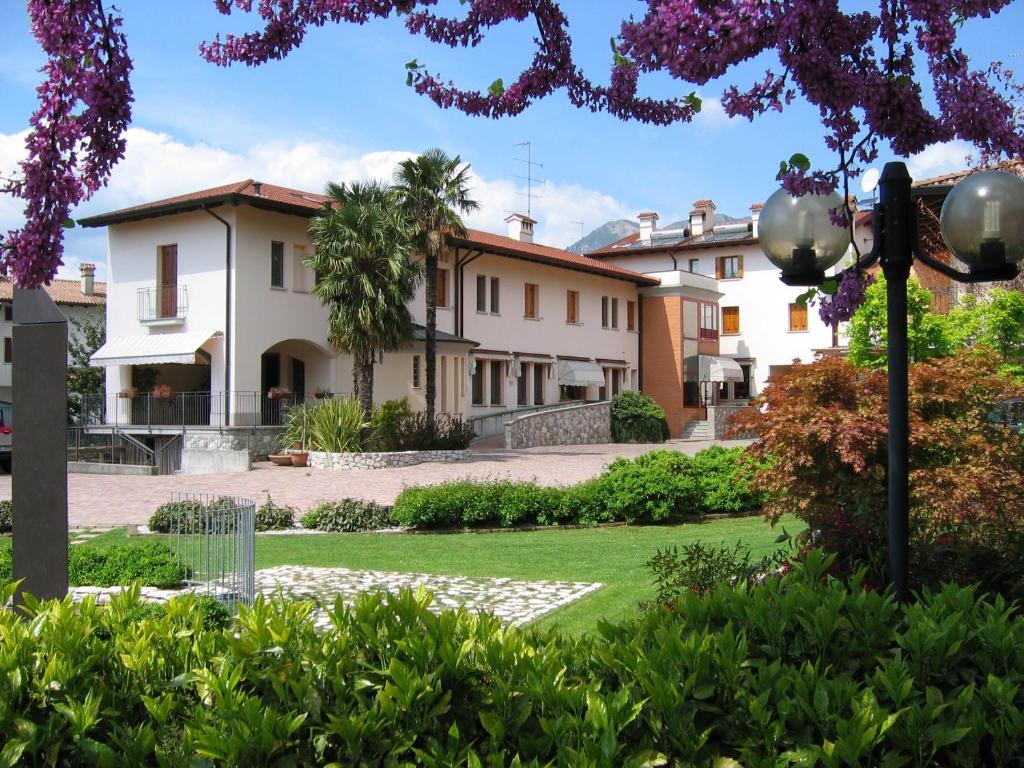 uma vista para a casa a partir do jardim em Hotel Da Si-Si em Gemona del Friuli