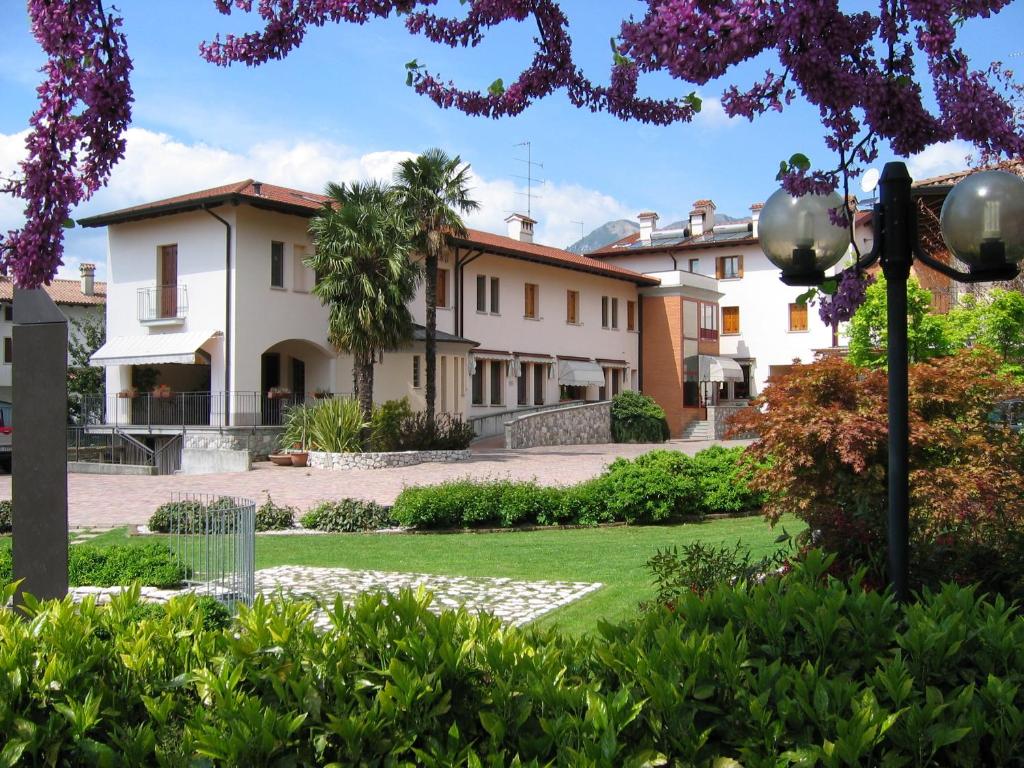 A garden outside Hotel Da Si-Si