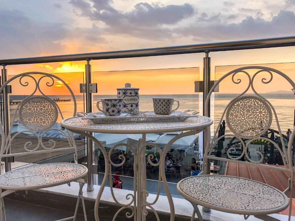 stół i krzesła na balkonie z widokiem na ocean w obiekcie Siel Seaside Boutique Homes w mieście Perea