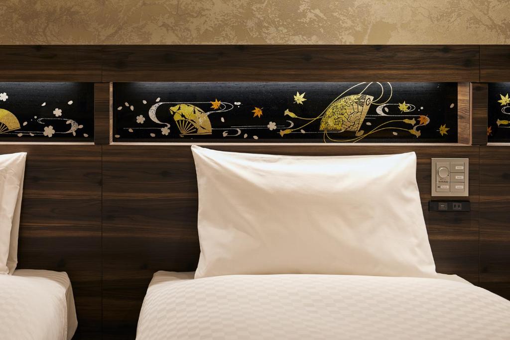 Postel nebo postele na pokoji v ubytování Via Inn Prime Kyotoeki Hachijoguchi