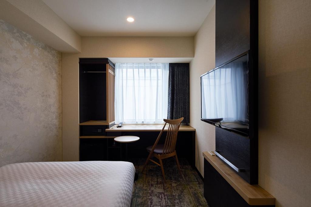 Postel nebo postele na pokoji v ubytování Via Inn Prime Kyotoeki Hachijoguchi