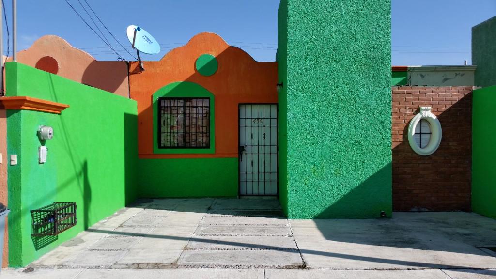 un edificio verde y naranja con una pared en Casa Pachuca hidalgo, en Colonia de Venado