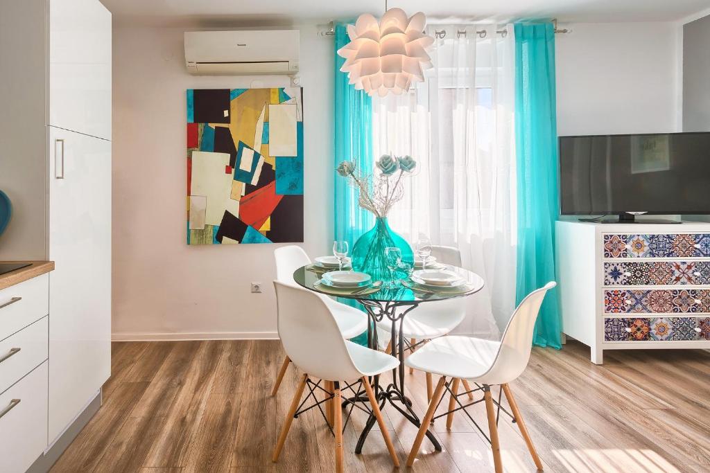 Telewizja i/lub zestaw kina domowego w obiekcie Apartment Sweetie center Pula with FREE PARKING - Hedone Amphitheater