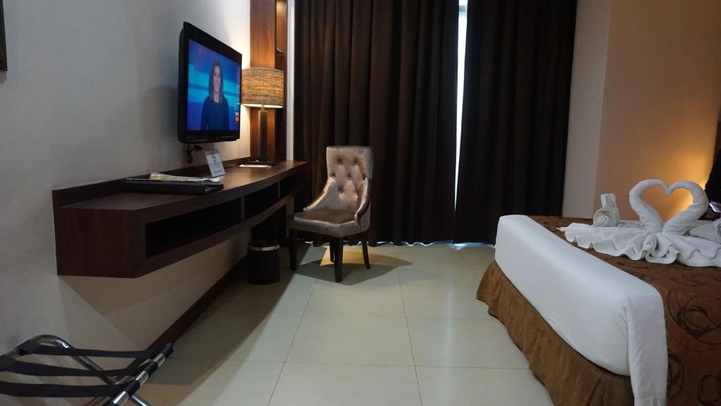 TV a/nebo společenská místnost v ubytování Kew Hotel Tagbilaran