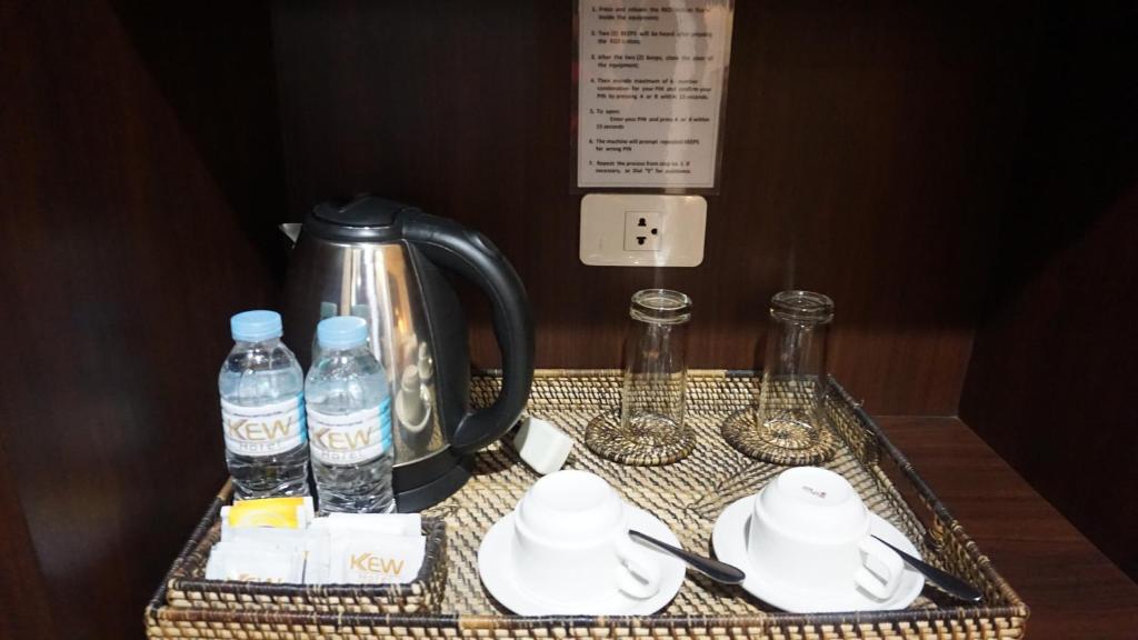 Příslušenství pro přípravu čaje a kávy v ubytování Kew Hotel Tagbilaran