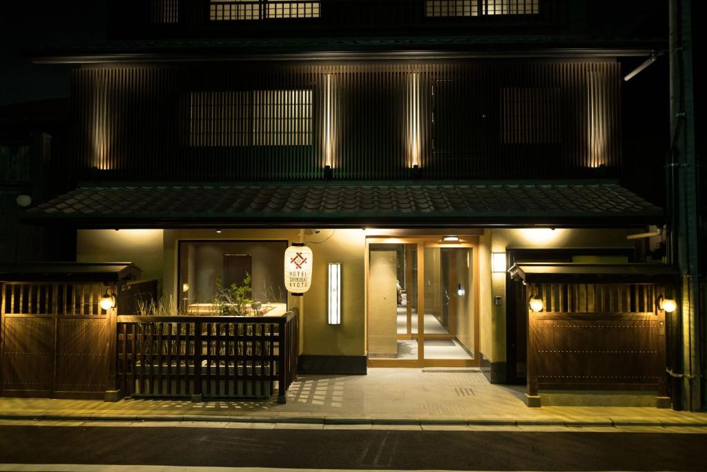 einen Eingang zu einem Gebäude in der Nacht mit Lichtern in der Unterkunft HOTEL SHIKISAI KYOTO in Kyoto