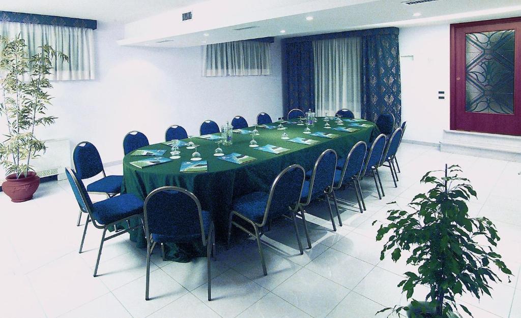 a conference room with a long table and chairs at Hotel Levante in Fossacesia