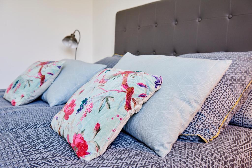 twee kussens bovenop een bed bij Le Rayon de Soleil - appartement 2 chambres 90m2 in Saint-Brieuc